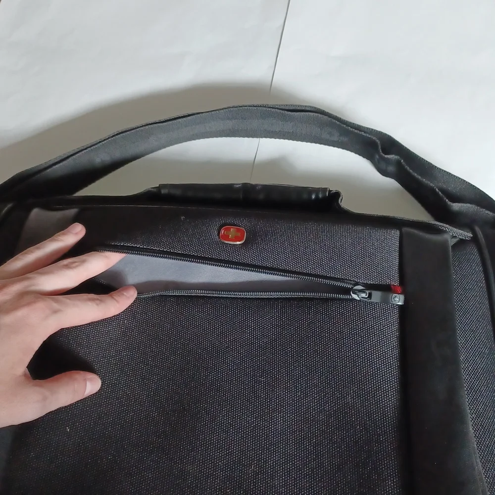 SwissGear black Laptop Case adjustable strap and luggage strap 17